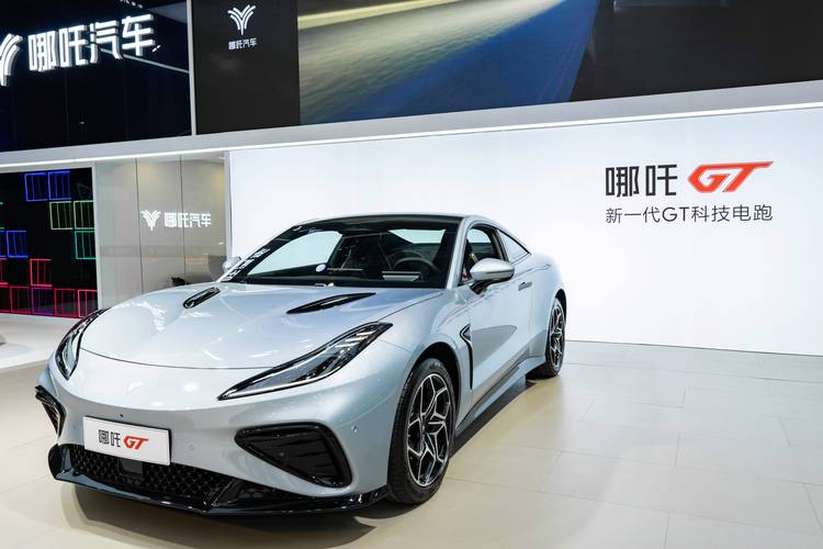 广州189哪吒汽车在智能汽车领域的表现，领途汽车在新能源汽车市场中的影响力